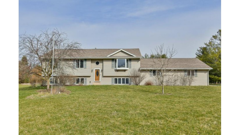 N3705 Willow Bend Ln Geneva, WI 53147 by Coldwell Banker Real Estate Group - 262-348-1100 $575,000