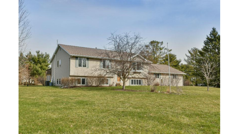 N3705 Willow Bend Ln Geneva, WI 53147 by Coldwell Banker Real Estate Group - 262-348-1100 $575,000