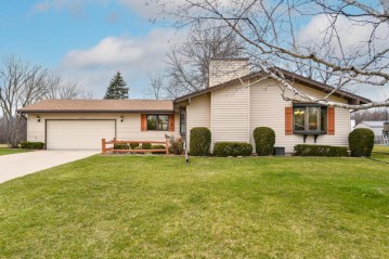 7975 S Mission Dr, Franklin, WI 53132-2348