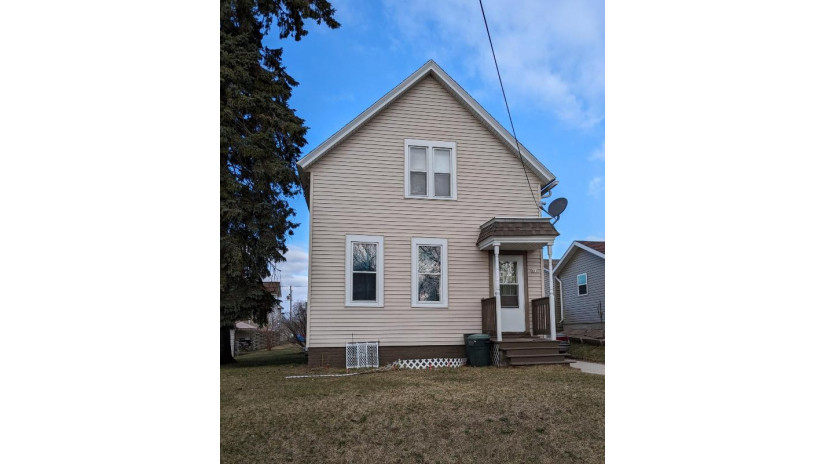 810 S 25th St Manitowoc, WI 54220 by Heritage Real Estate $110,000