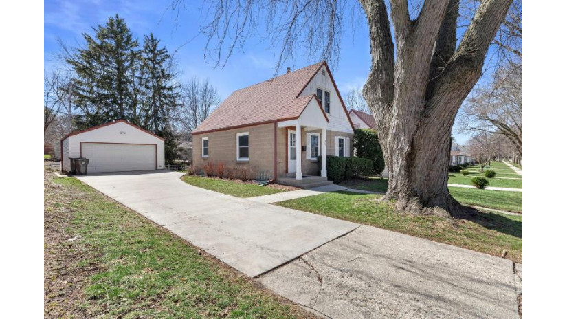 113 Coolidge Ave Waukesha, WI 53186 by Benefit Realty $288,500