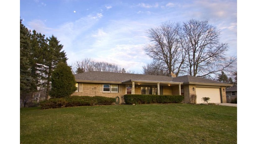 W250S3320 Hemit Ave Waukesha, WI 53189 by Buyers Vantage $449,500