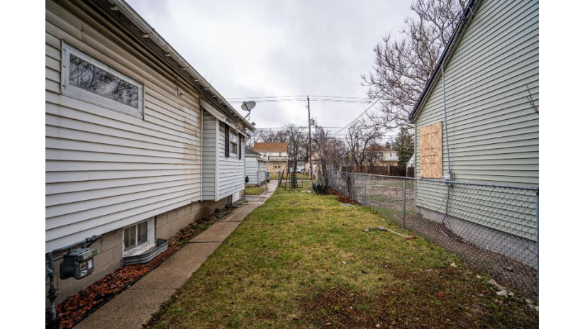 4220 W Hampton Ave Milwaukee, WI 53209 by Compass RE WI-Tosa $104,999