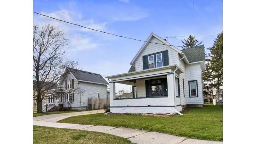 722 Linden St Waukesha, WI 53186 by Keller Williams Realty-Milwaukee Southwest - 262-599-8980 $260,000