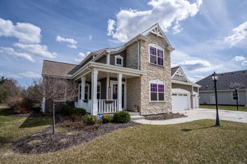 10920 N Highlander Dr, Mequon, WI 53097