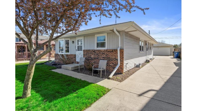 1009 Sycamore Ave Racine, WI 53406 by EXP Realty, LLC~MKE $285,000