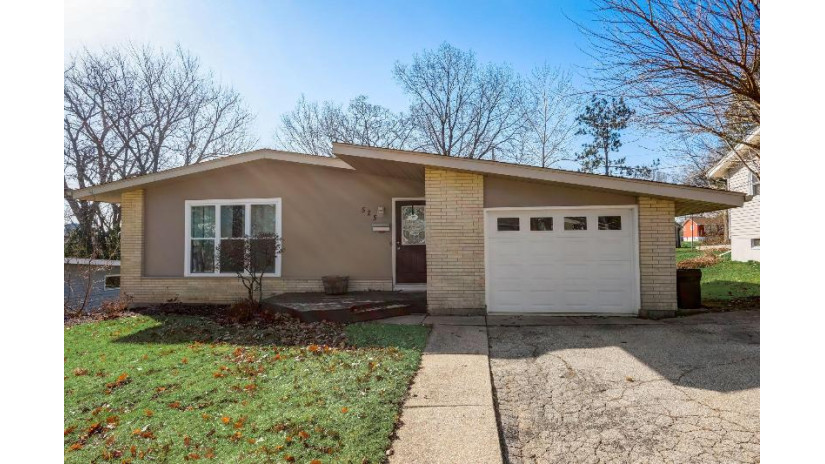 525 Storle Ave Burlington, WI 53105 by Avanti Realty LLC $299,900