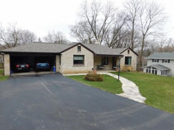 605 Sunny Slope Rd, Elm Grove, WI 53122-2463