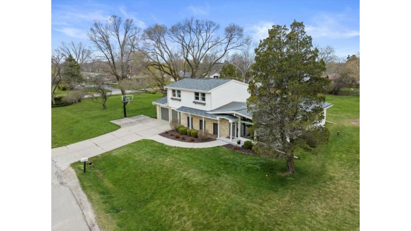 9215 N Pelham Pkwy Bayside, WI 53217 by Powers Realty Group - suzanne@powersrealty.com $699,900