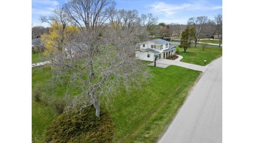 9215 N Pelham Pkwy Bayside, WI 53217 by Powers Realty Group - suzanne@powersrealty.com $699,900