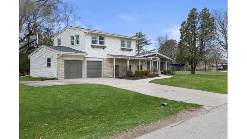 9215 N Pelham Pkwy Bayside, WI 53217 by Powers Realty Group - suzanne@powersrealty.com $699,900