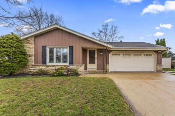 1111 Wisteria Ln, Waukesha, WI 53189