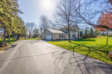 W359N5218 Crestview Dr, Oconomowoc, WI 53066-3225