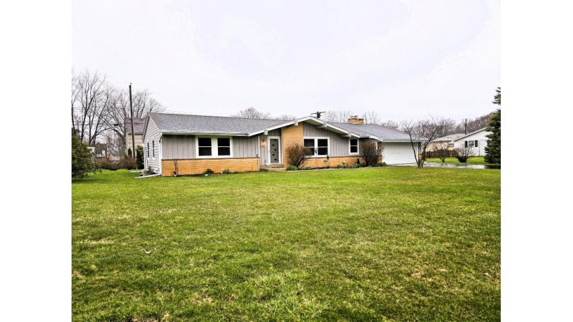 175 S Beaumont Ave Brookfield, WI 53005 by List2Sell, LLC $449,900