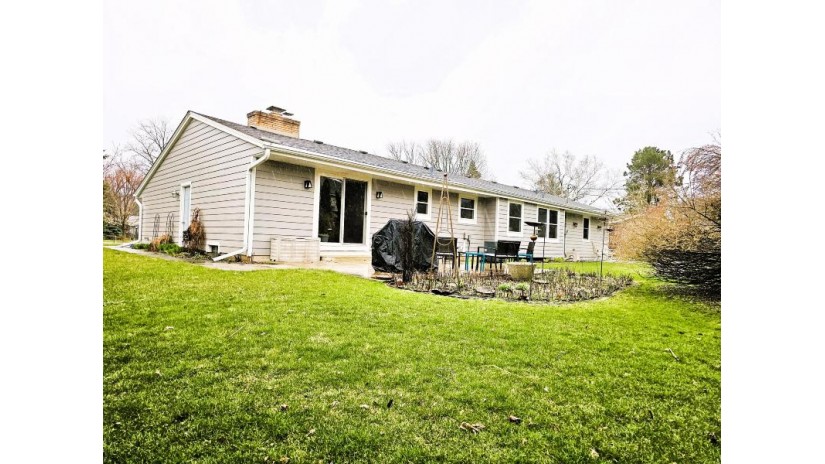 175 S Beaumont Ave Brookfield, WI 53005 by List2Sell, LLC $449,900