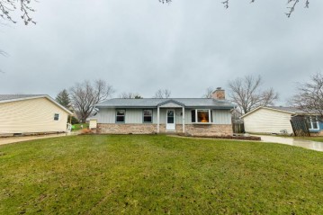 1115 Cherrywood Dr, Waukesha, WI 53188