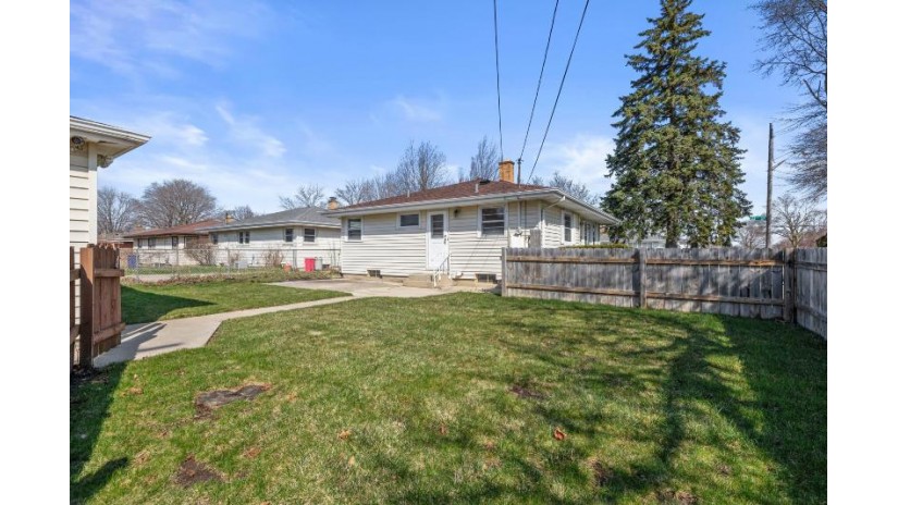 2304 18th Ave Kenosha, WI 53140 by Powers Realty Group - suzanne@powersrealty.com $253,900