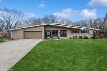 9133 N Deer Ct, Brown Deer, WI 53223-1604