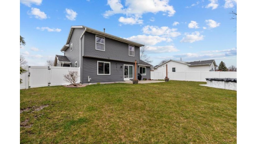 W201N16250 Ash Dr Jackson, WI 53037 by Redefined Realty Advisors LLC - 2627325800 $419,900