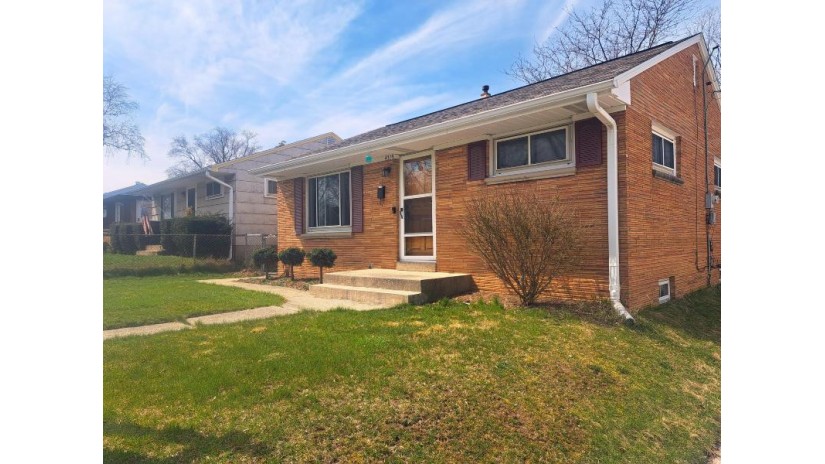 4319 S Logan Ave Milwaukee, WI 53207 by RE/MAX Market Place - 414-439-3696 $239,900