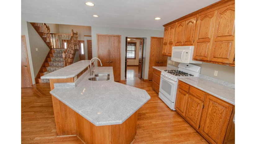 S94W33729 Littlefield Ct Mukwonago, WI 53149 by Realty Executives - Integrity - hartlandfrontdesk@realtyexecutives.com $624,900