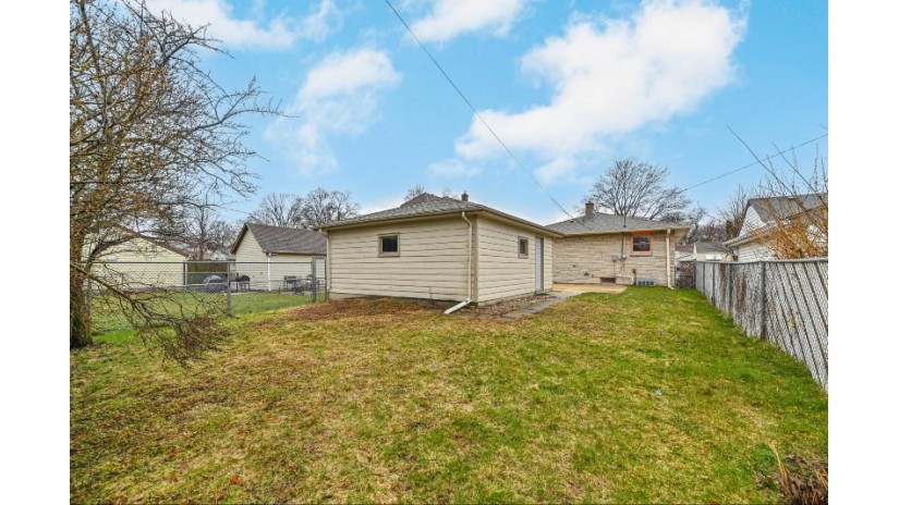 2464 S 69th St West Allis, WI 53219 by Firefly Real Estate, LLC $224,900