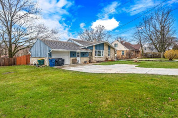 7413 S Pennsylvania Ave, Oak Creek, WI 53154