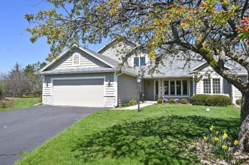 1404 De La Warr Cir, Mequon, WI 53092-5040