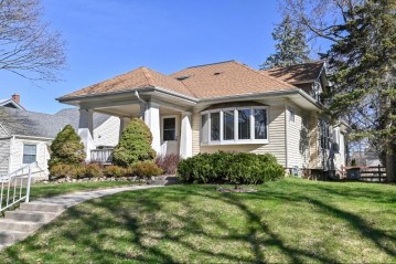 8422 Stickney Ave, Wauwatosa, WI 53226-2809