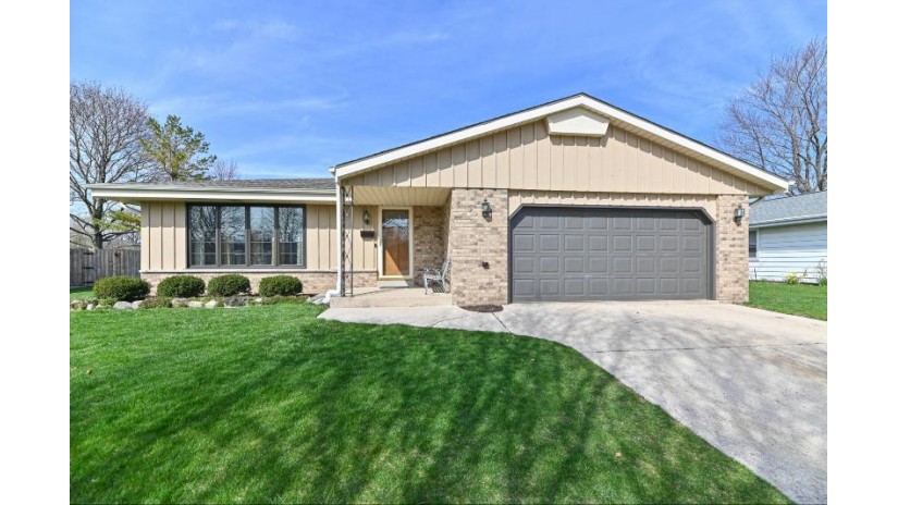 5015 Saxony Ln Greendale, WI 53129 by The Stefaniak Group, LLC $390,000