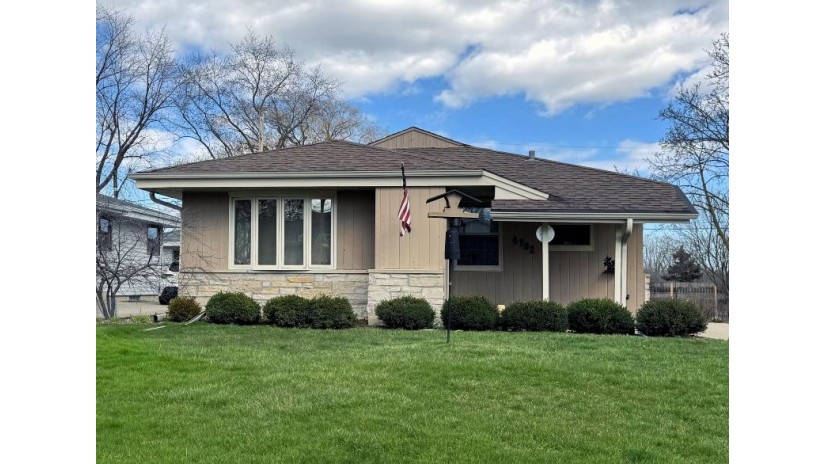 4702 N 118th St Wauwatosa, WI 53225 by RE/MAX Platinum $274,900