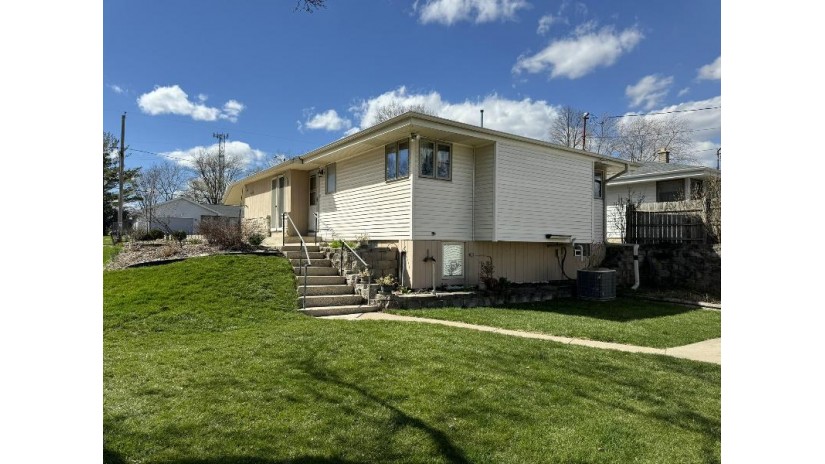 4702 N 118th St Wauwatosa, WI 53225 by RE/MAX Platinum $274,900