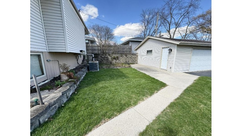 4702 N 118th St Wauwatosa, WI 53225 by RE/MAX Platinum $274,900