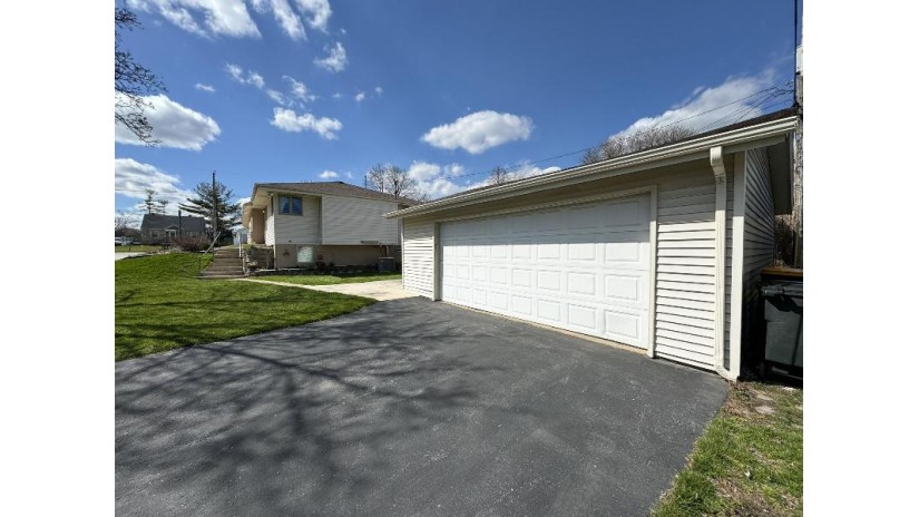 4702 N 118th St Wauwatosa, WI 53225 by RE/MAX Platinum $274,900