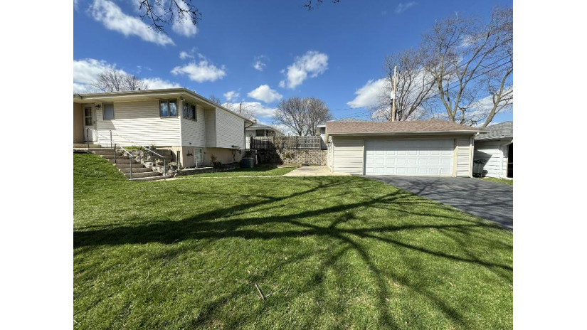 4702 N 118th St Wauwatosa, WI 53225 by RE/MAX Platinum $274,900