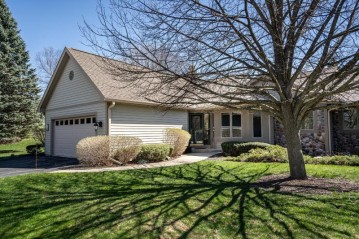 315 Oak Ridge Dr, Hartland, WI 53029-2444