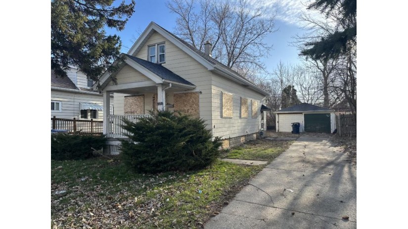4586 N 51st Blvd Milwaukee, WI 53218 by MKE Realty Group LLC $104,900