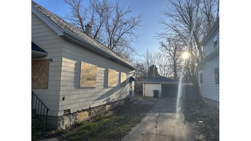 4586 N 51st Blvd Milwaukee, WI 53218 by MKE Realty Group LLC $104,900