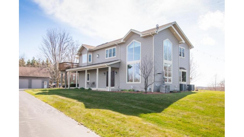 W2483 Bakertown Dr Concord, WI 53137 by Coldwell Banker Elite - info@cb-elite.com $965,000