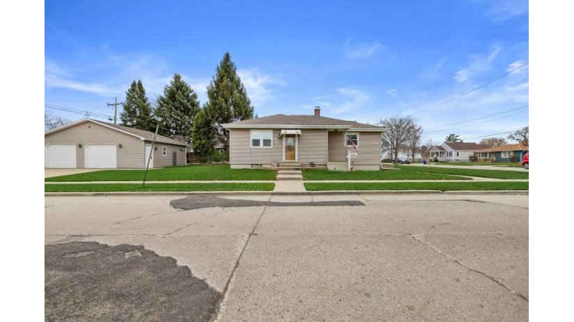 7601 39th Ave Kenosha, WI 53142 by RE/MAX ELITE - office@maxelite.com $259,900