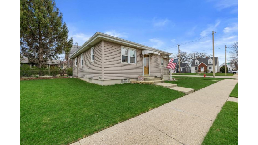 7601 39th Ave Kenosha, WI 53142 by RE/MAX ELITE - office@maxelite.com $259,900