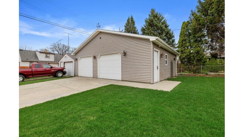 7601 39th Ave Kenosha, WI 53142 by RE/MAX ELITE - office@maxelite.com $259,900