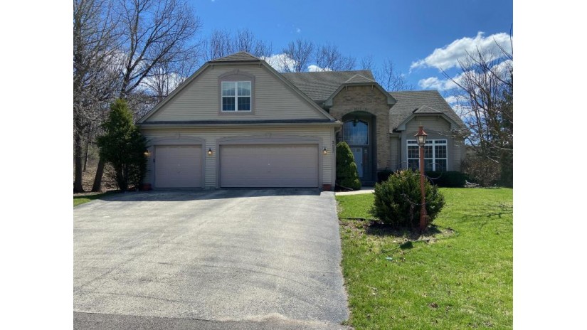 317 Woodlands Ct Hartland, WI 53029 by Homesmart Connect LLC $686,000