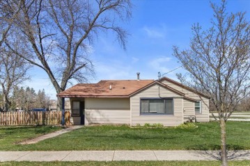 1158 E Bluff Rd, Whitewater, WI 53190
