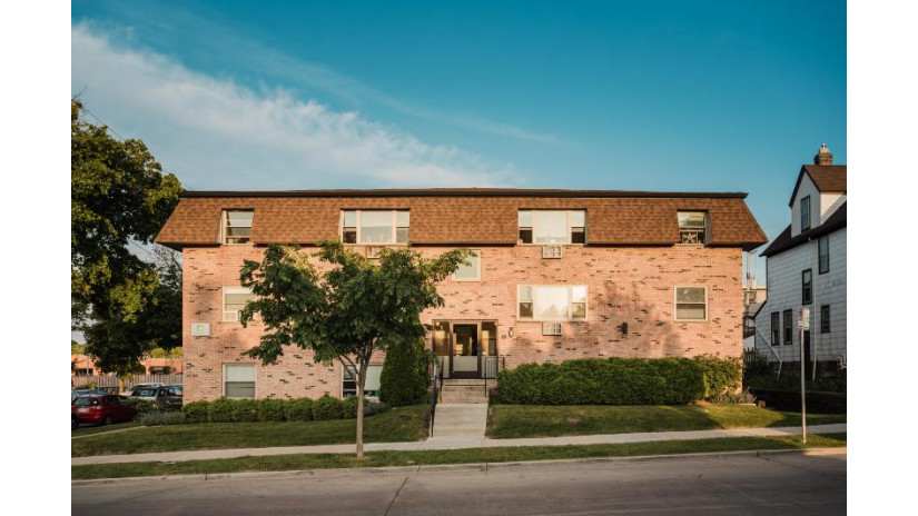 2018 N Oakland Ave 2030 Milwaukee, WI 53202 by The Realty Company, LLC $6,199,999