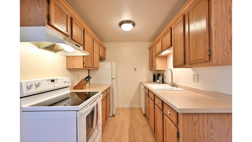 2018 N Oakland Ave 2030 Milwaukee, WI 53202 by The Realty Company, LLC $6,199,999