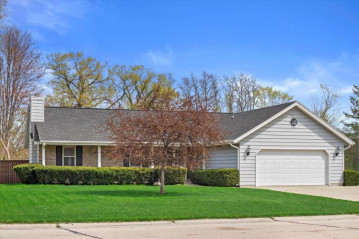 14040 W Beechwood Trl, New Berlin, WI 53151-5259