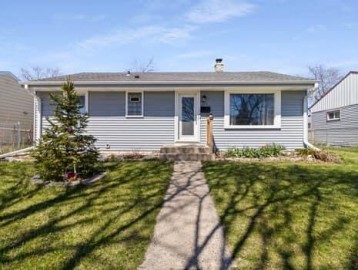 6918 W Grantosa Dr, Milwaukee, WI 53218-2909