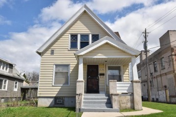 3120 N Holton St, Milwaukee, WI 53212-2125