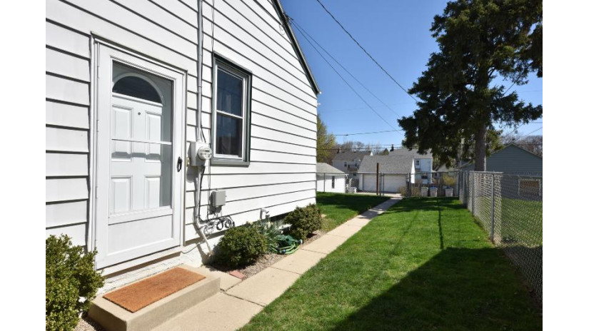 3758 S Lenox St Milwaukee, WI 53207 by NextKey Realty Group, LLC $225,000